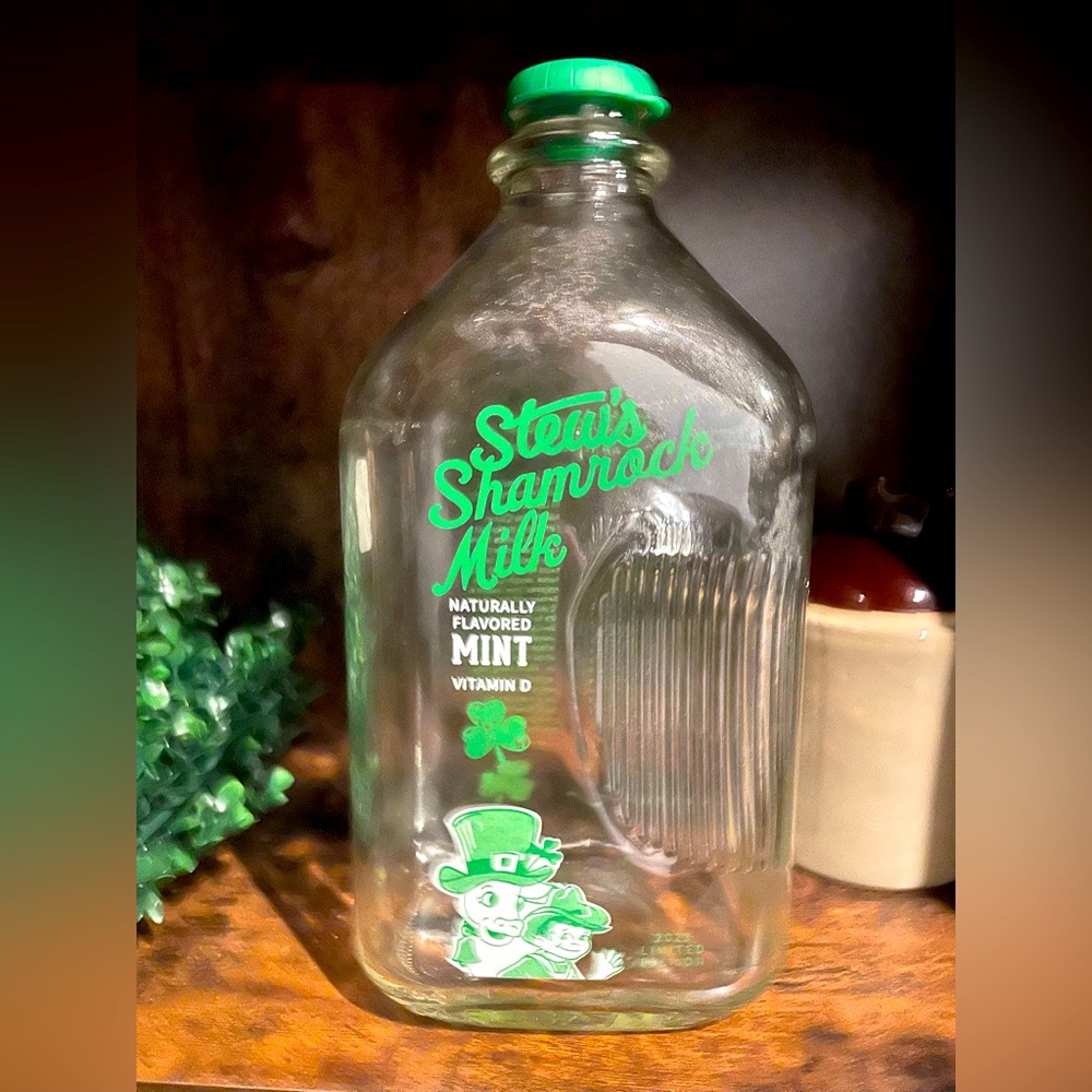 Stew Leonard's Shamrock Milk: Minty delight in 64oz. Excellent condition.